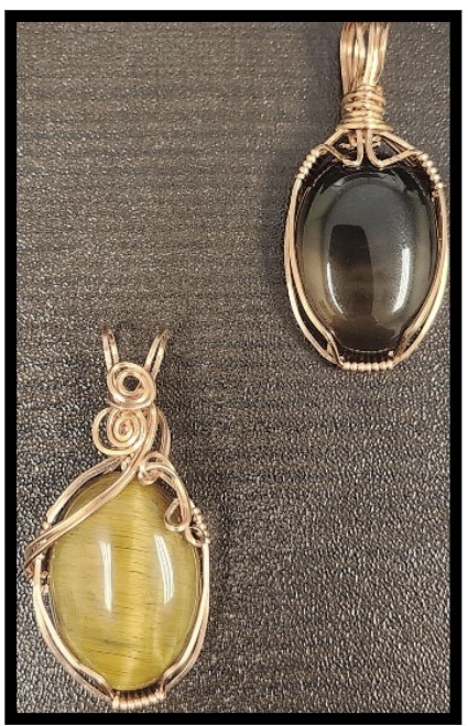 2 wire-wrapped pendant examples for basic wire wrapped pendant class through HGMS with Susan Burch